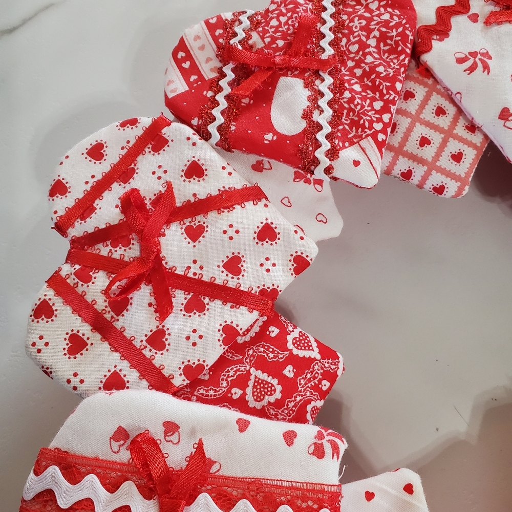 Valentine's Day Wreath & Home is Where the Heart Is figure - Picture 6 of 16